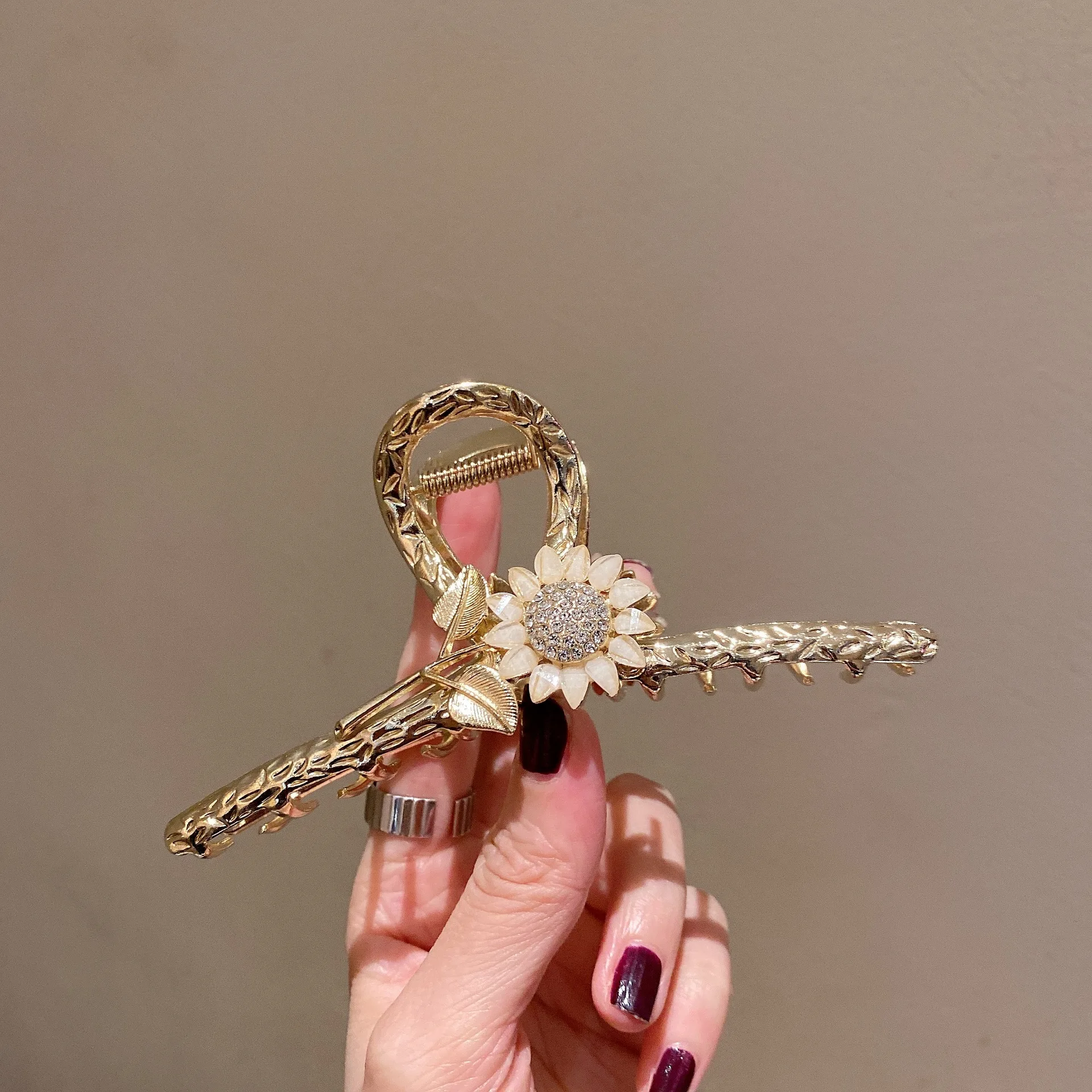 

2021 New Large Alloy Cross Ribbon Texture Rhinestone Sunflower Hair Clips Claws For Women Girl Hairpin Headwear Shark Clip