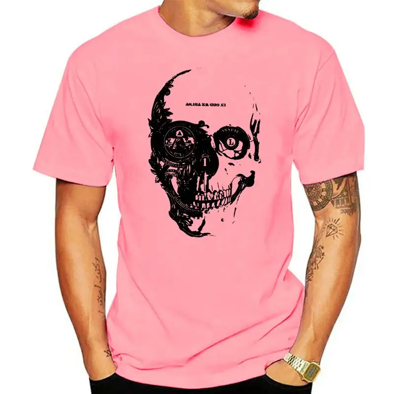 Футболка с изображением черепа и пирамиды