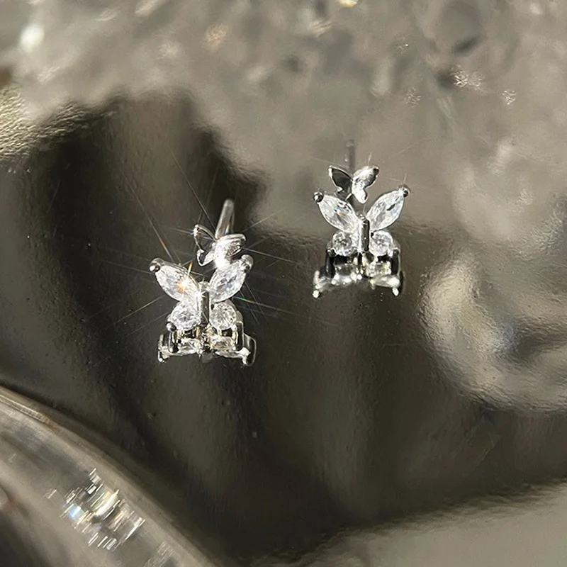 Серебряные серьги-гвоздики с кристаллами