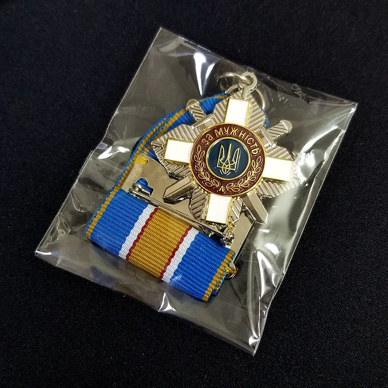 

Металлический значок с крестом Украины