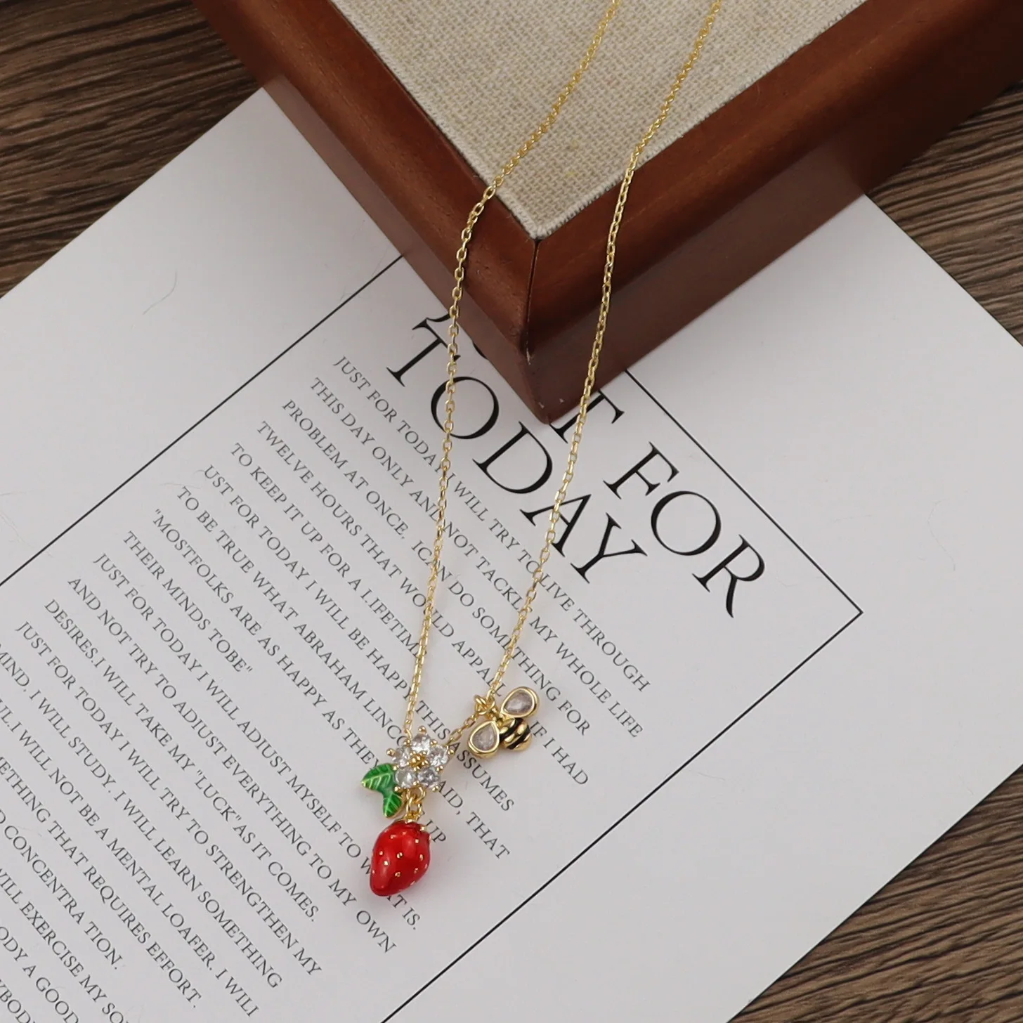 Изысканный комплект ювелирных изделий ожерелье и серьги с цветком клубники