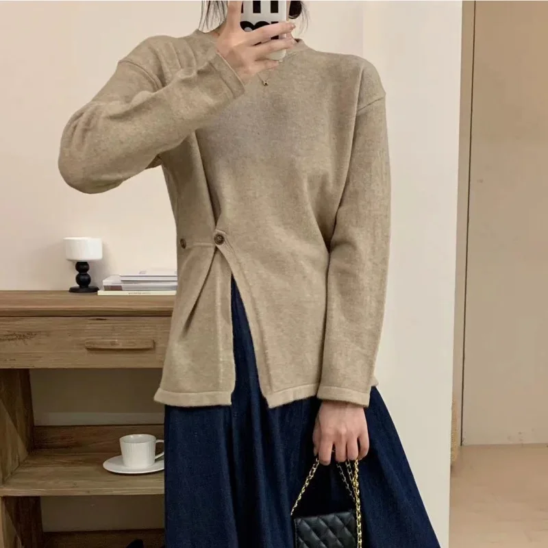 

Пуловер женский трикотажный с разрезом сбоку, на пуговицах