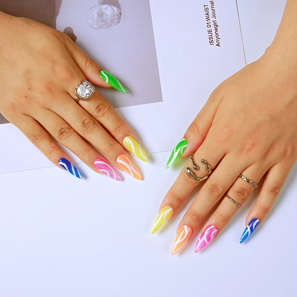 

Накладные ногти ручной работы с принтом конфет и миндаля