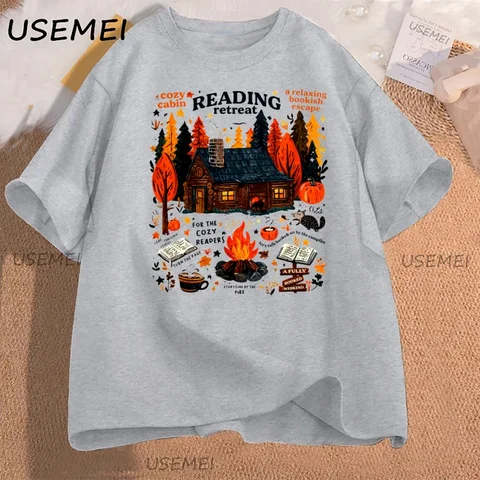 USEMEI Футболка женская хлопковая  Cozy Cabin Reading Retreat — внешний вид товара