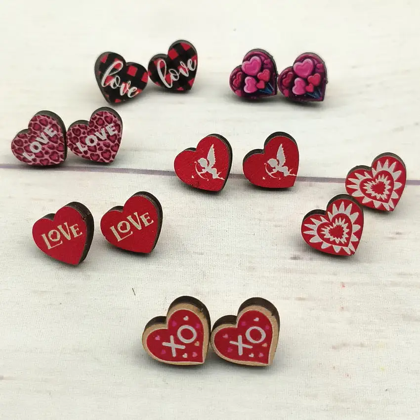 Женские серьги-гвоздики в виде гнома из дерева 2024