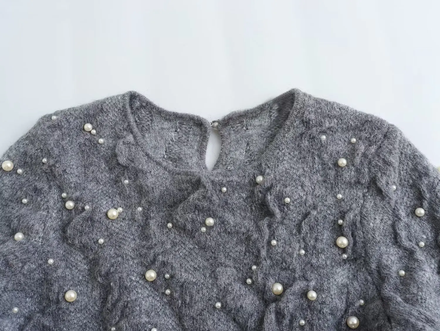 Женский трикотажный свитер с жемчугом и бусинами серого цвета