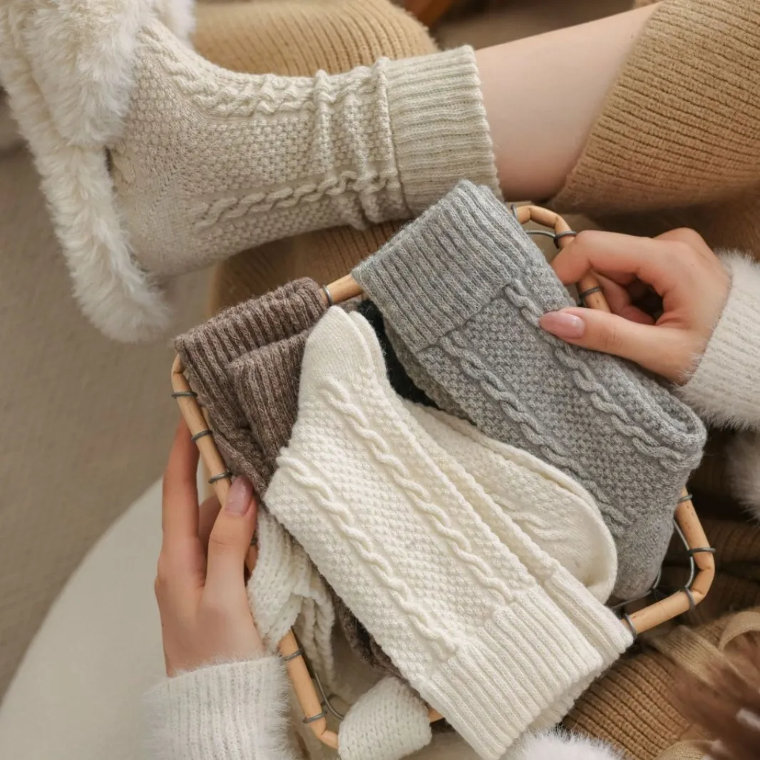 Осенние и зимние шерстяные женские носки простые однотонные средней длины в