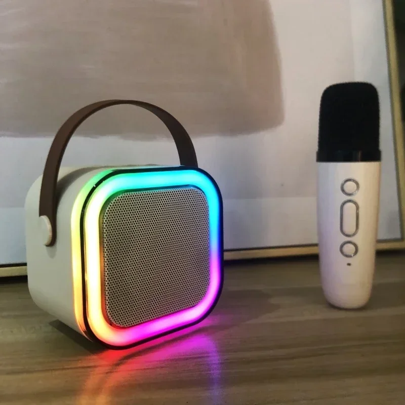Небольшая домашняя Bluetooth-колонка караоке-машинка с 2 микрофонами RGB-подсветка