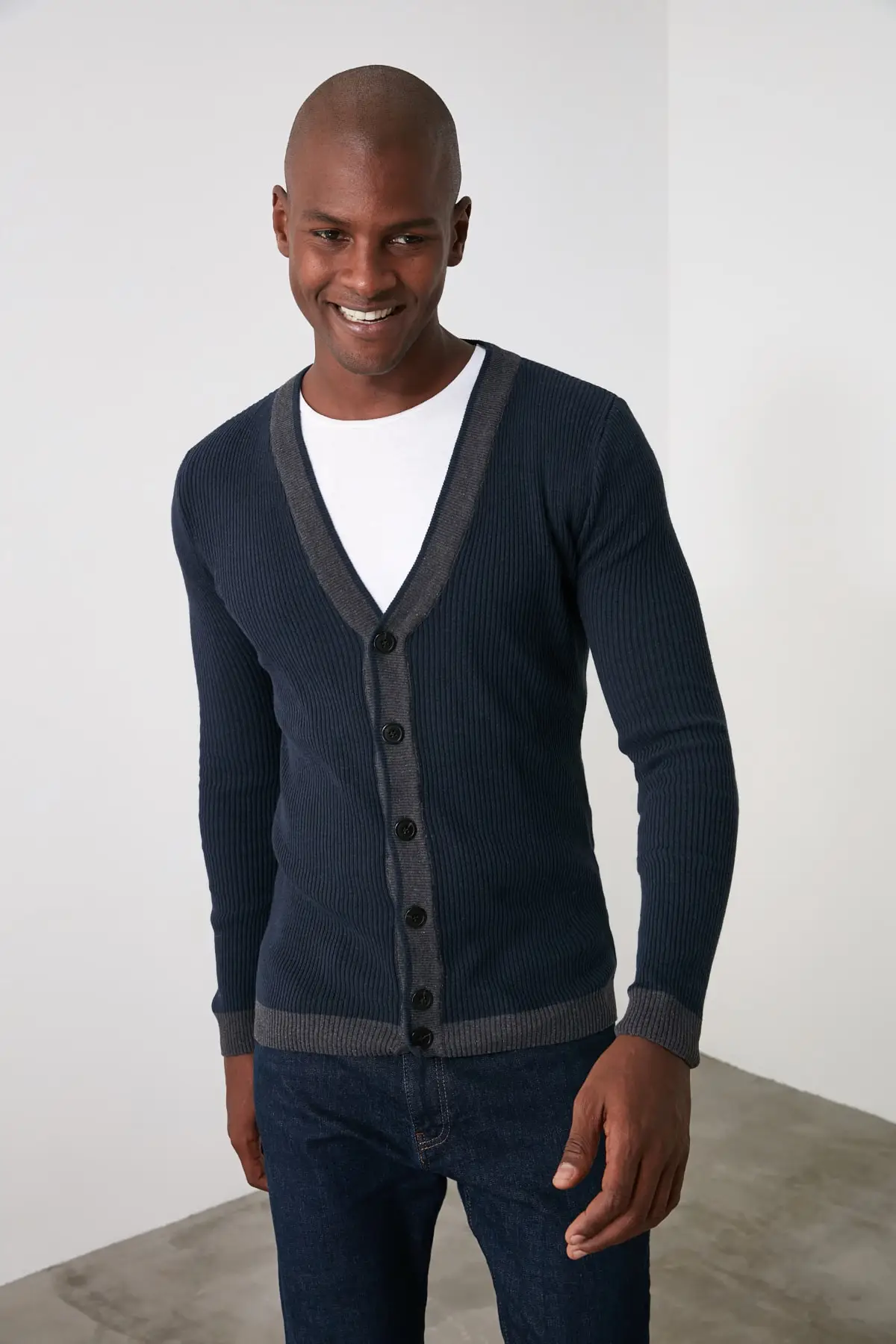 

Men's Slim Fit V neck contrast color detailed fitroth0275