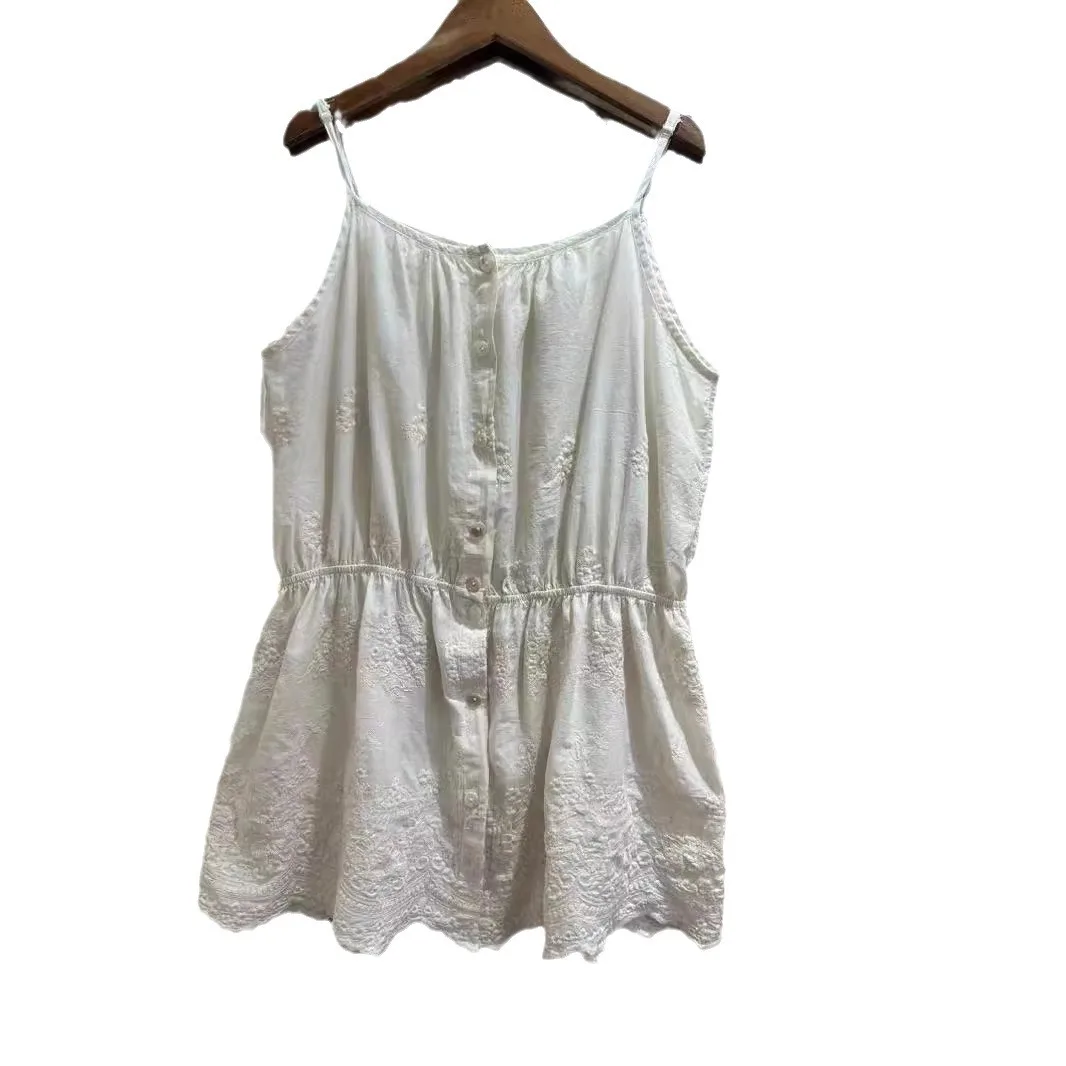 Женский жилет на пуговицах с вышивкой без рукавов