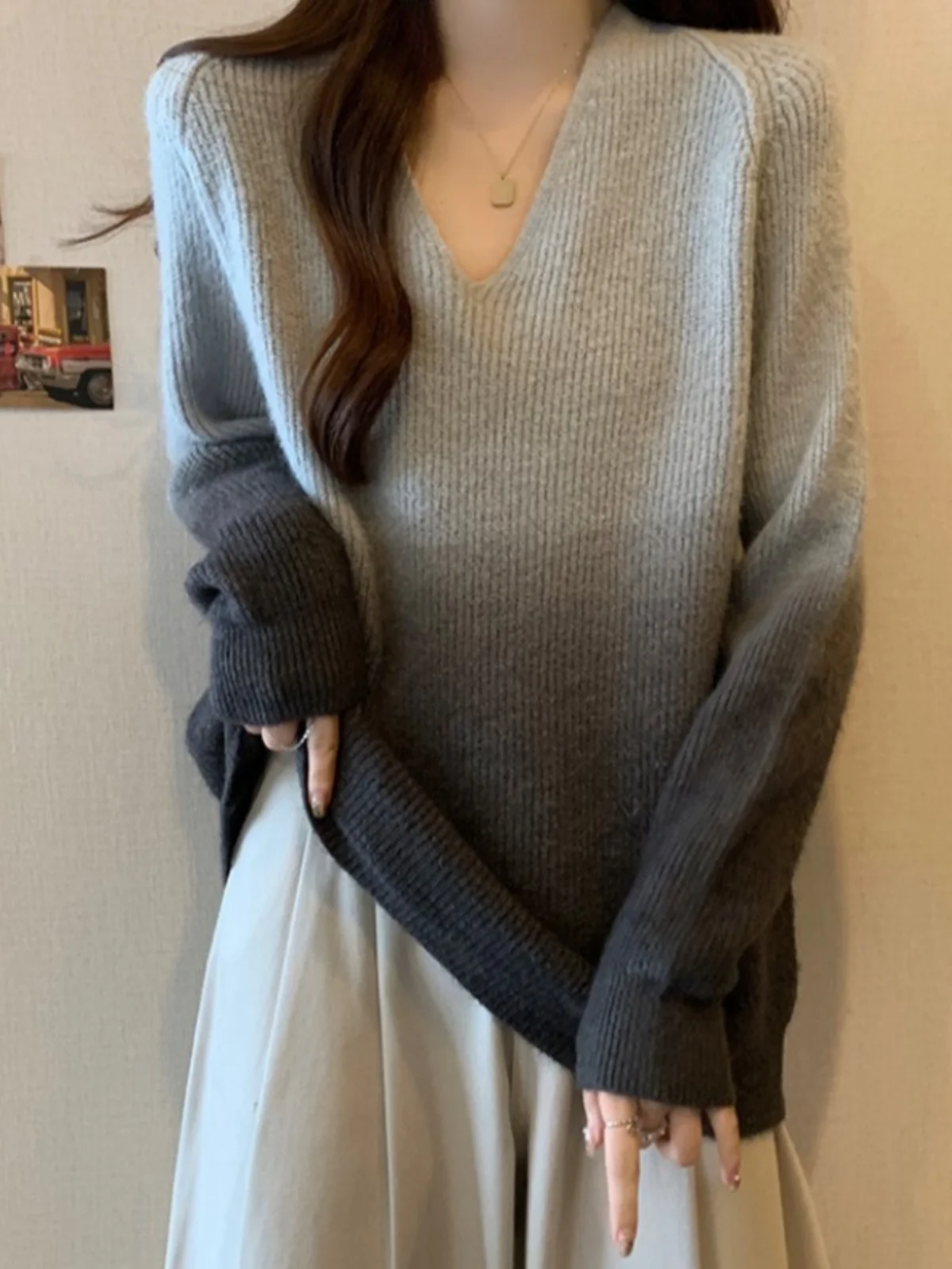 Свободный серый свитер с градиентом для женщин осенне-зимний трикотажный