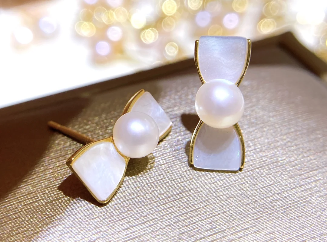 

Модные серьги-гвоздики с натуральным пресноводным жемчугом