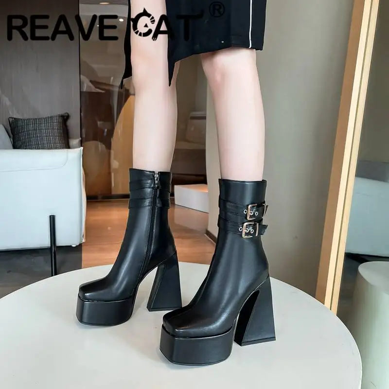

Женские сапоги до середины икры REAVE CAT, праздничные сапоги на необычном высоком квадратном каблуке 14 см и Платформе 5 см с пряжкой-молнией, большие размеры 44 45 46