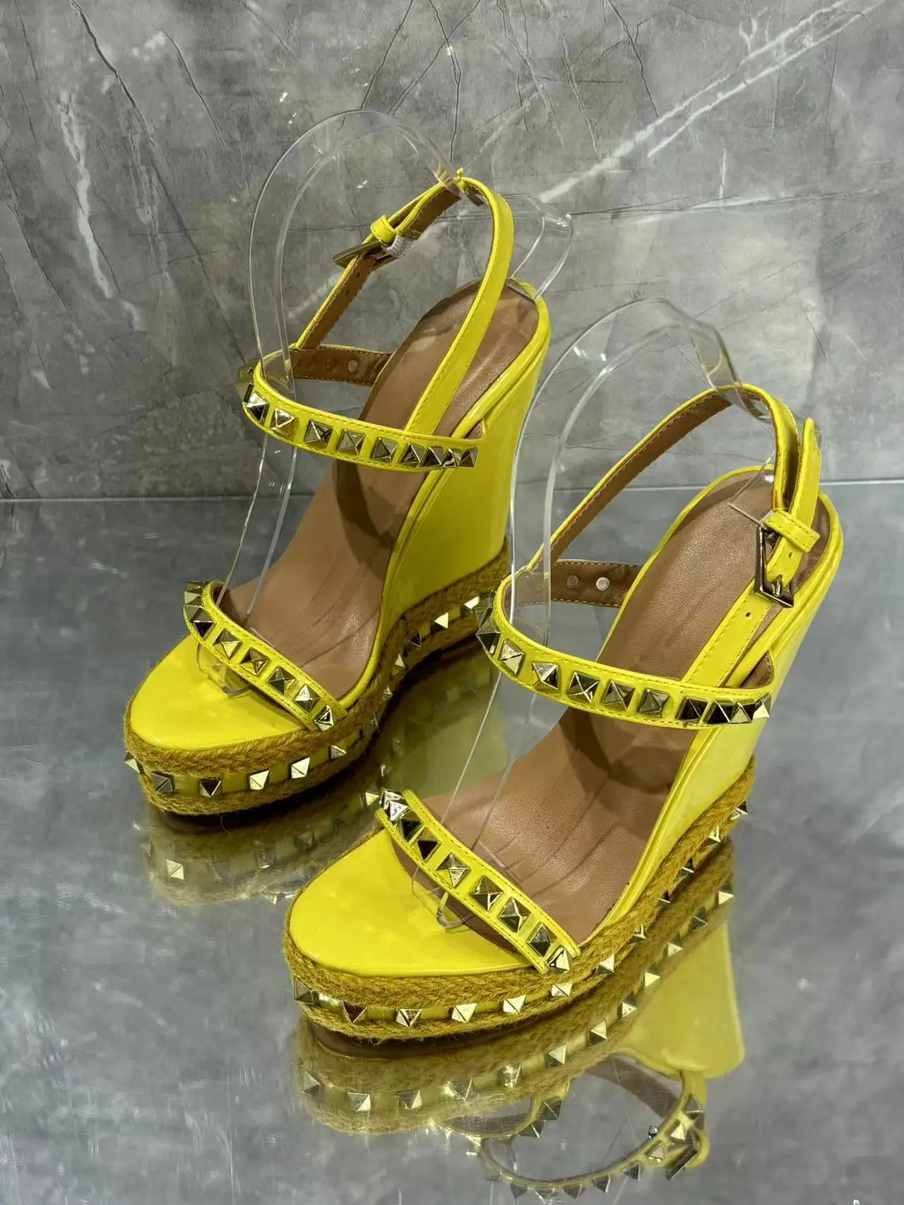 Босоножки Yelllow женские кожаные с золотыми заклепками модные сандалии на танкетке