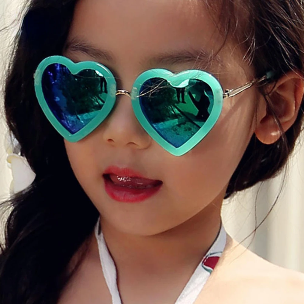 

Новинка 2023, детские солнцезащитные очки в форме сердца, модные брендовые дизайнерские очки с надписью Love для мальчиков и девочек, детские милые Мультяшные солнцезащитные очки с защитой UV400