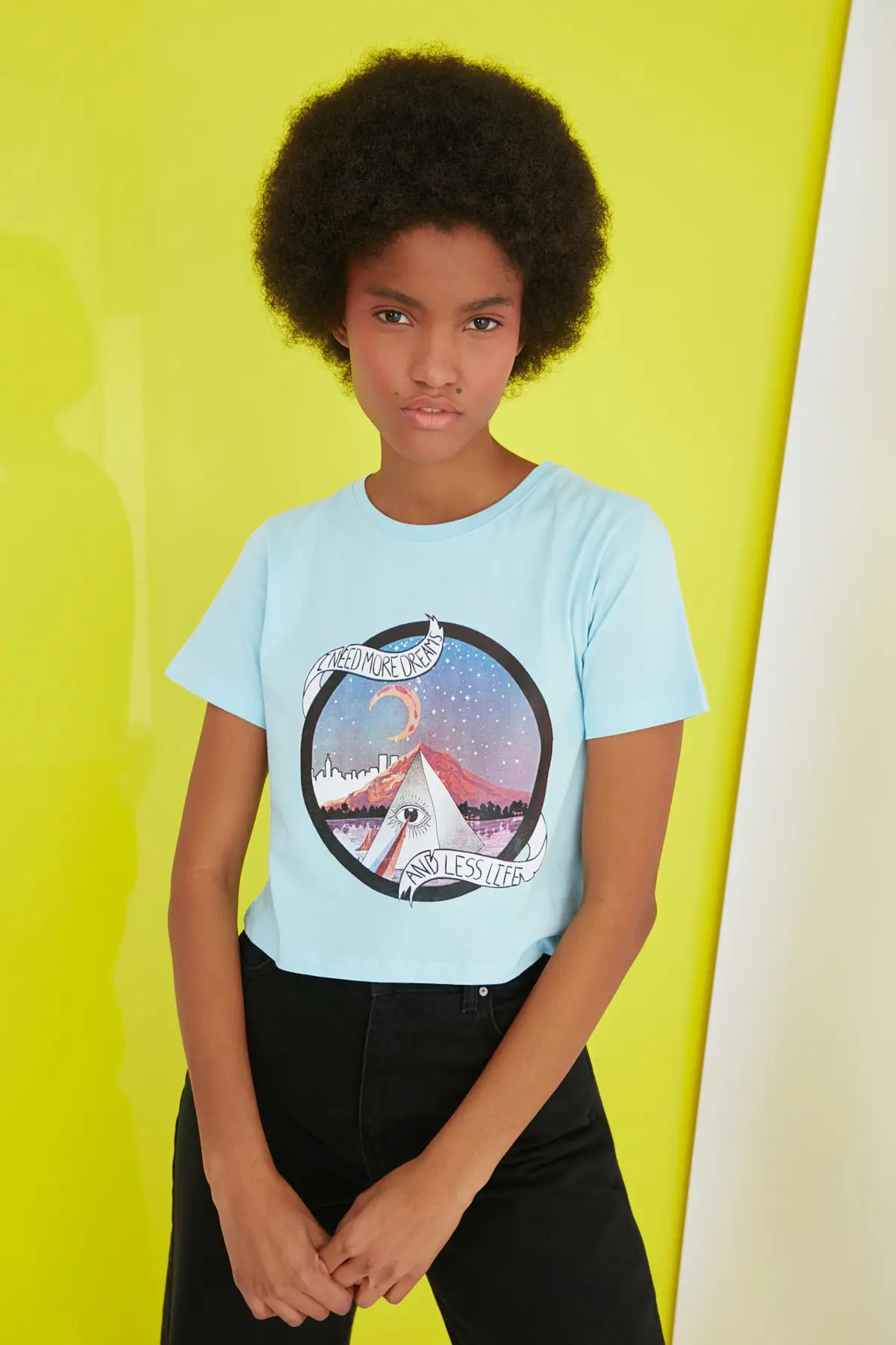 

Укороченная трикотажная футболка с принтом Trendyol TWOSS20TS1249