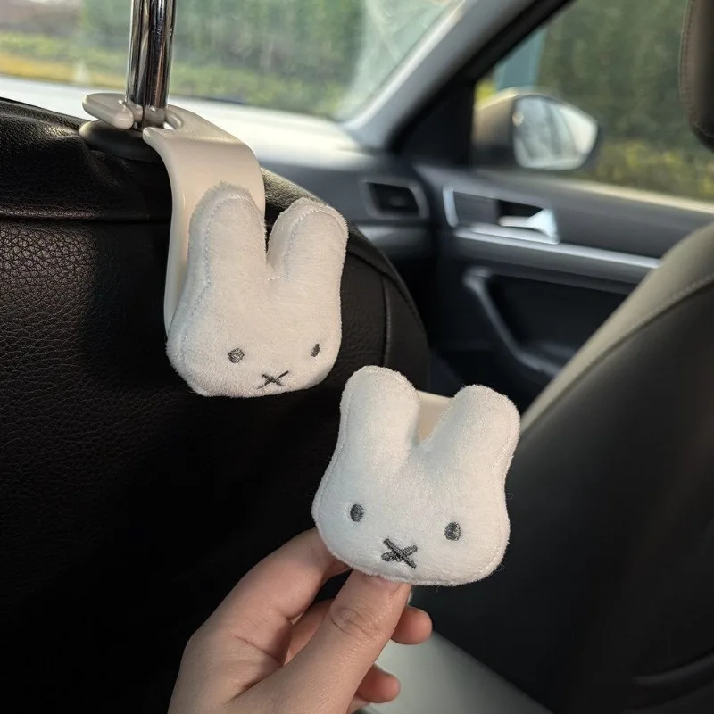 Фото Креативный автомобильный крючок Miffy с принтом мультяшного кролика, многофункциональный, стильный, для заднего сиденья, модное украшение интерьера автомобиля. №2
