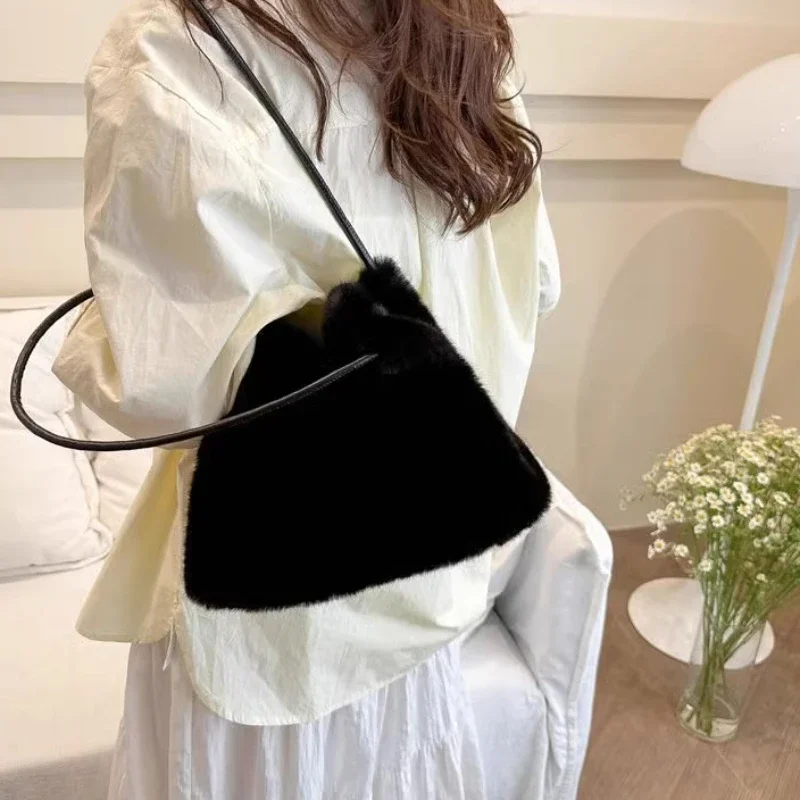 wa damska futrzana marszczona jesienno-zimowa luksusowa jednokolorowa torba na ramię minimalistyczny styl pasek ze skóry PU elegancka z uchwytem