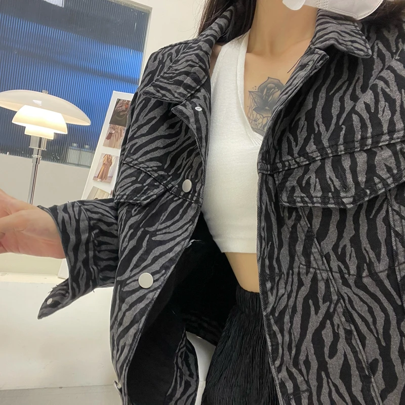 Женская джинсовая куртка в полоску с зеброй демисезонная однобортная Свободная