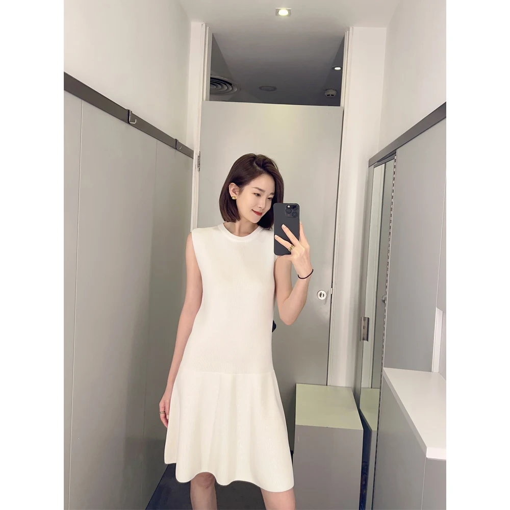 Женское облегающее платье без рукавов элегантное белое в рубчик с заниженной