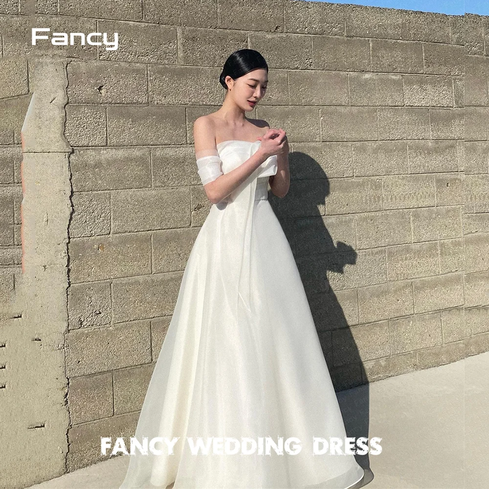 Необычное простое свадебное платье с открытыми плечами корейское