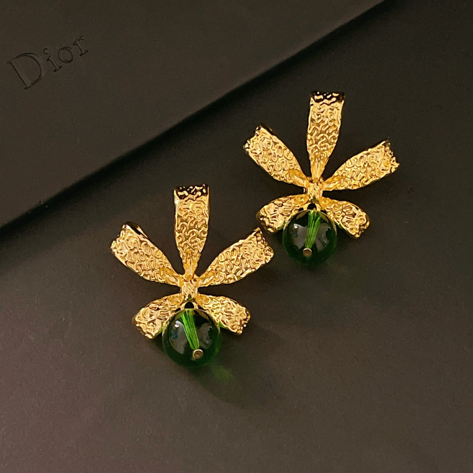 

Elegant earring design high-class feeling