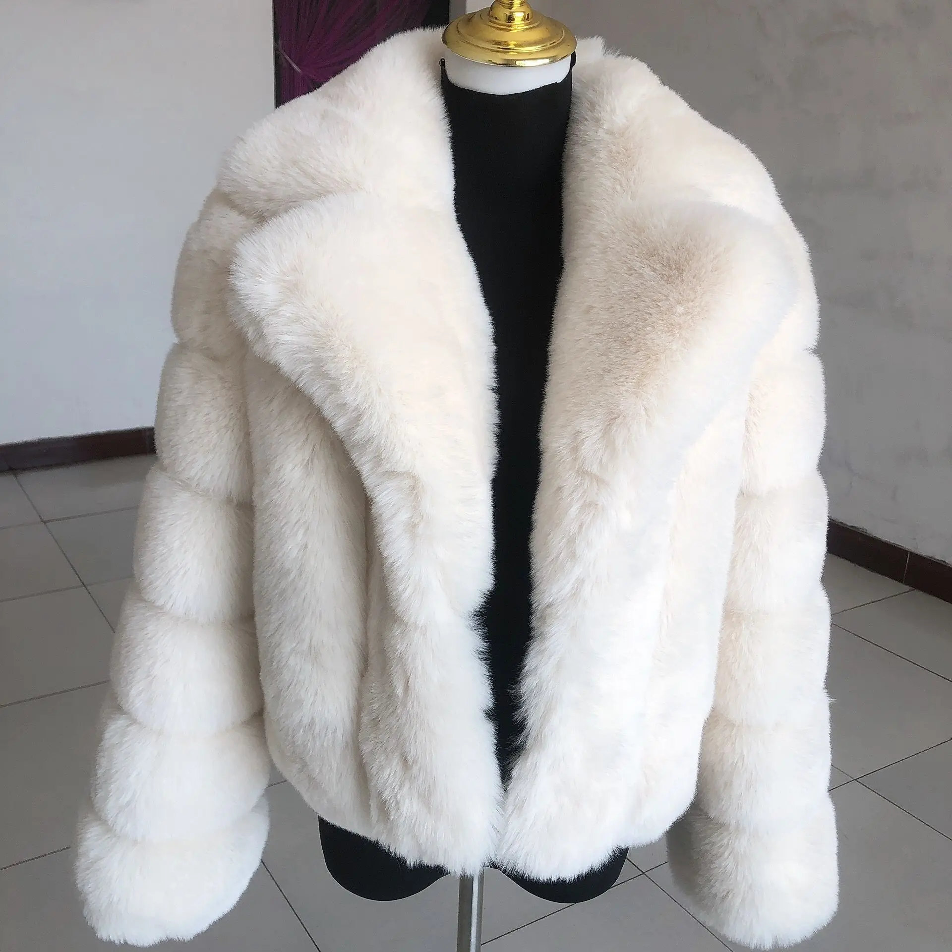 2022 Women's New Faux Fur Jacket Winter Warm Fur Jacket Popular Suit Collar Style Faux Fox Fur Jacket Fake Fur Jacket Fluffy Fur