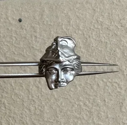 Готический эстетический стиль матовый серебряный цвет красивая статуя открытое