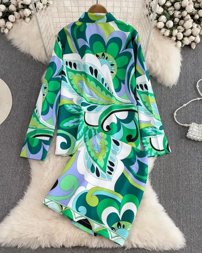 

Женский комплект из двух предметов, рубашка с длинным рукавом и отложным воротником и шорты с широкими штанинами, с принтом, лето 2022