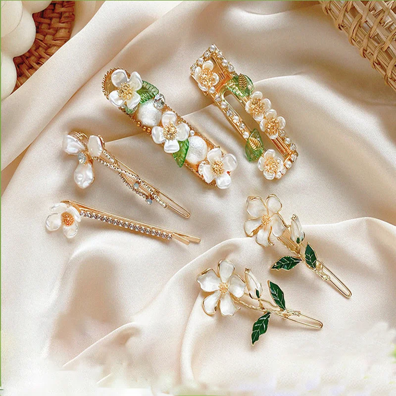 

Super Xiansen is a romantic green leaf flower pearl edge hairpin sweet temperament hairpin gentle retro bangs