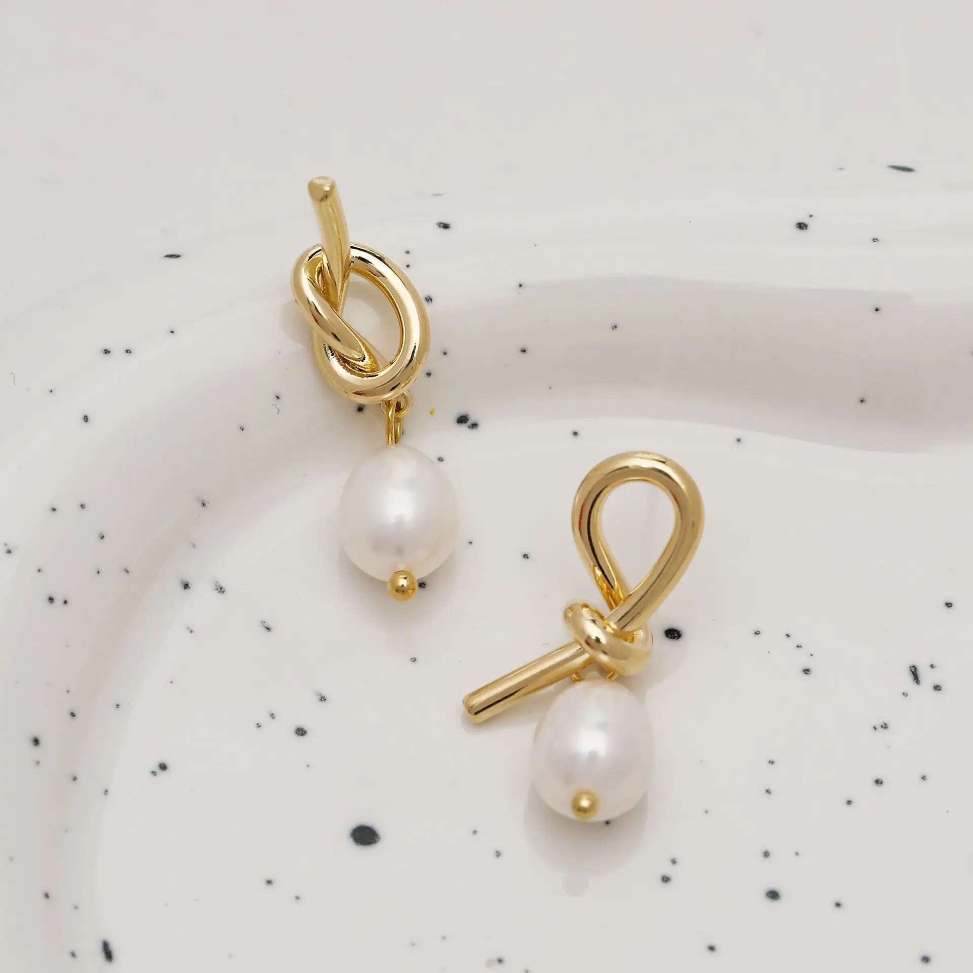 

Серьги-подвески из серебра пробы с натуральным жемчугом