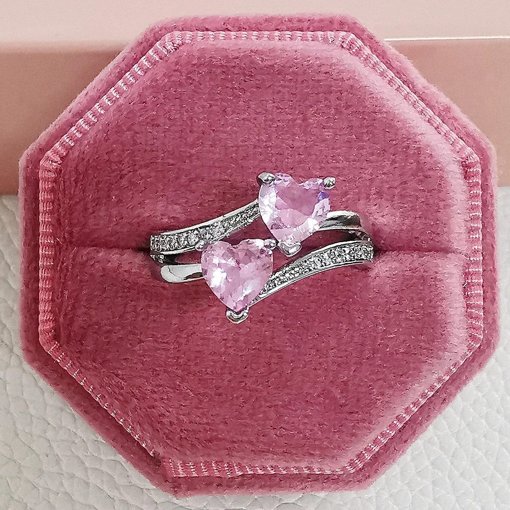 Женское кольцо в форме сердца с фианитом