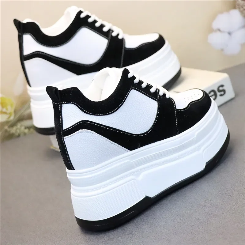 Женская Вулканизированная обувь на танкетке 12 см черно-белая платформе с