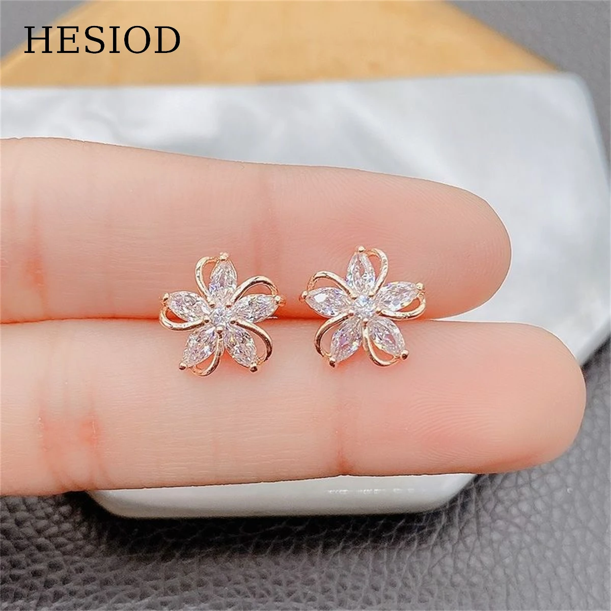 

Hot Trendy Simple AAA Zircon Hollow Flower Stud Earrings For Women Rose Gold/Silver Color Female Piercing Jewelry Accessories