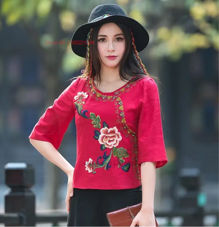 

Женская блузка из хлопка и льна с вышивкой в виде традиционных цветов и круглым вырезом