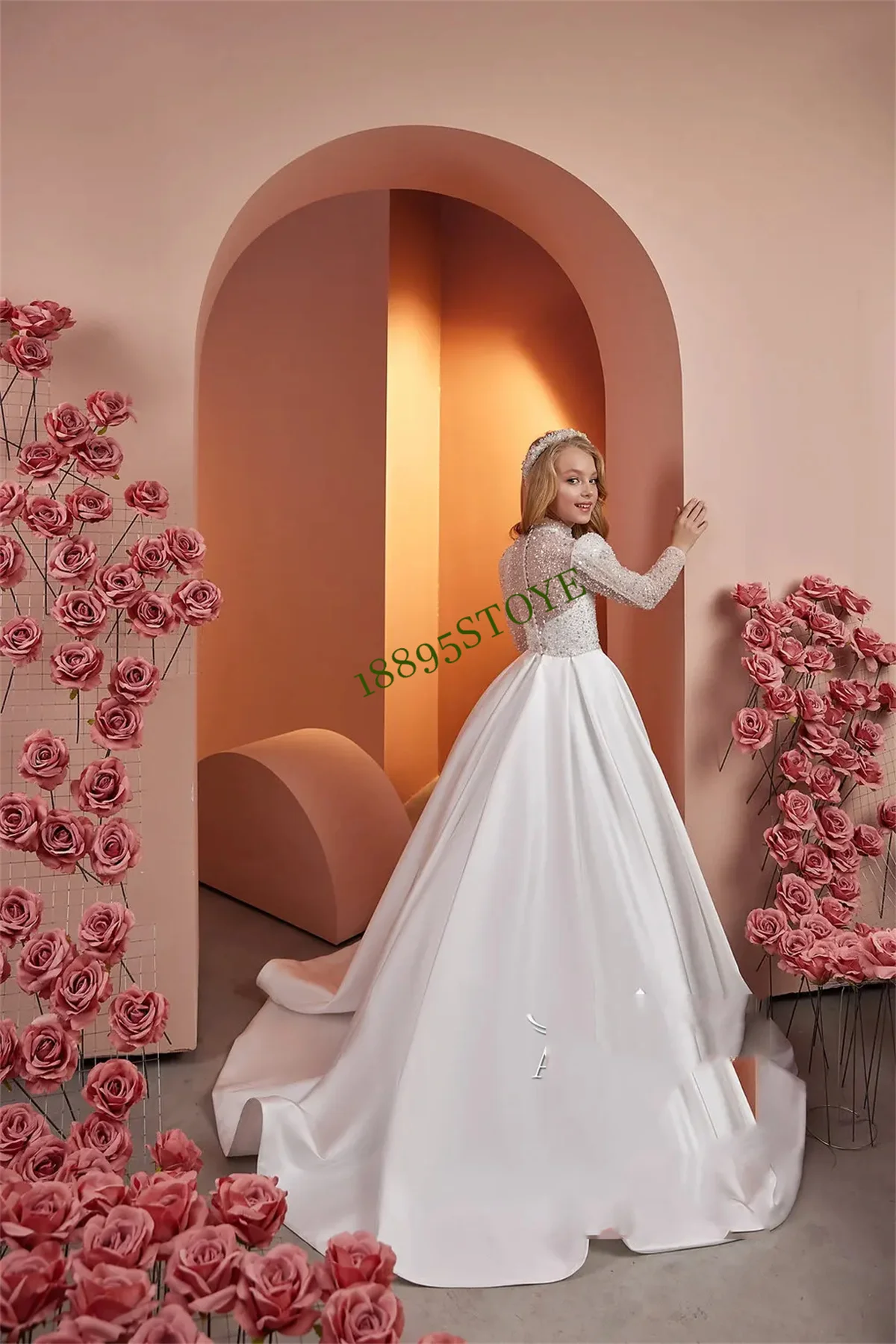 Корсет с воротником-стойкой изготовлен из блестящей ткани бусинами и блестками