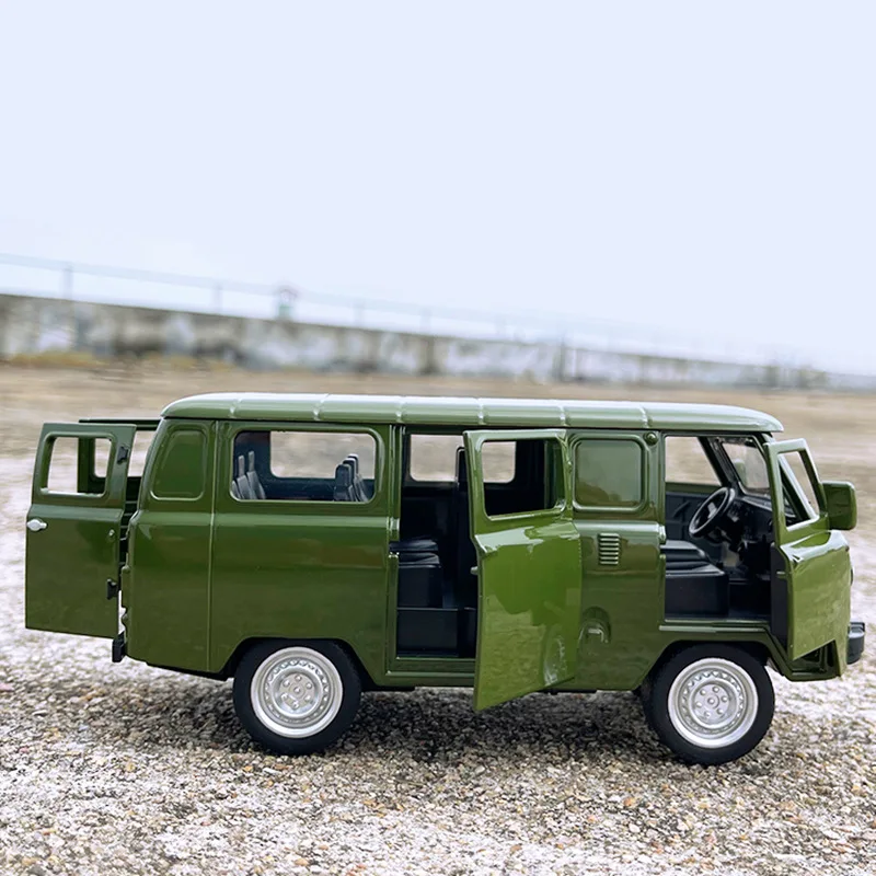 Модель автомобиля дорожный автобус из сплава с уазом 1/18