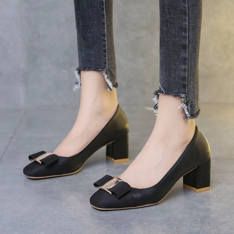 Классические женские туфли на толстом каблуке с бантом и металлическим