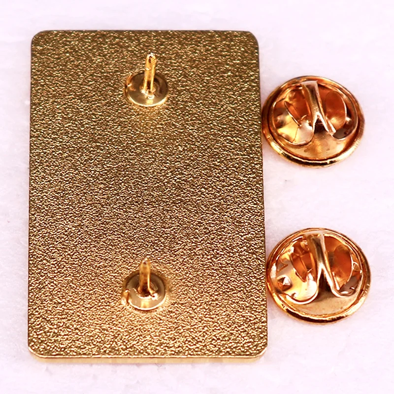 Эмалированная брошь в виде книги