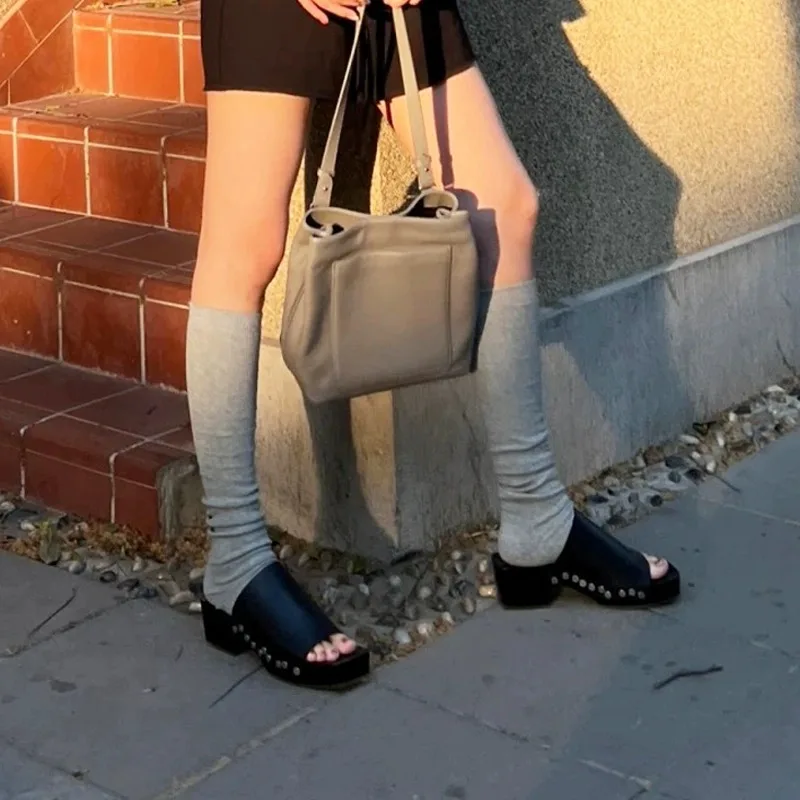 

Сандалии женские на платформе, открытый квадратный носок, квадратный каблук, высокий каблук, кожа, заклепки, на заказ, в британском стиле