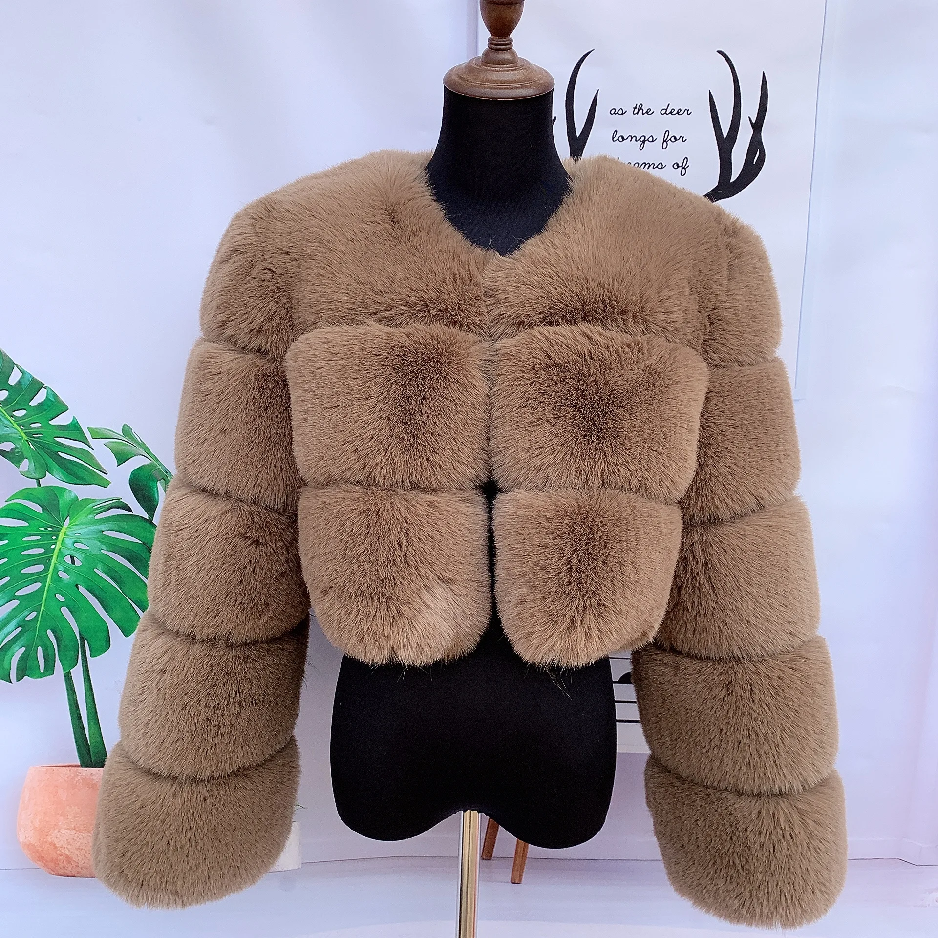 Winter jackets 2022 woman luxury faux fur coat short high street fur fluffy jacket faux fur fake fur Furry coat Women's warm coa