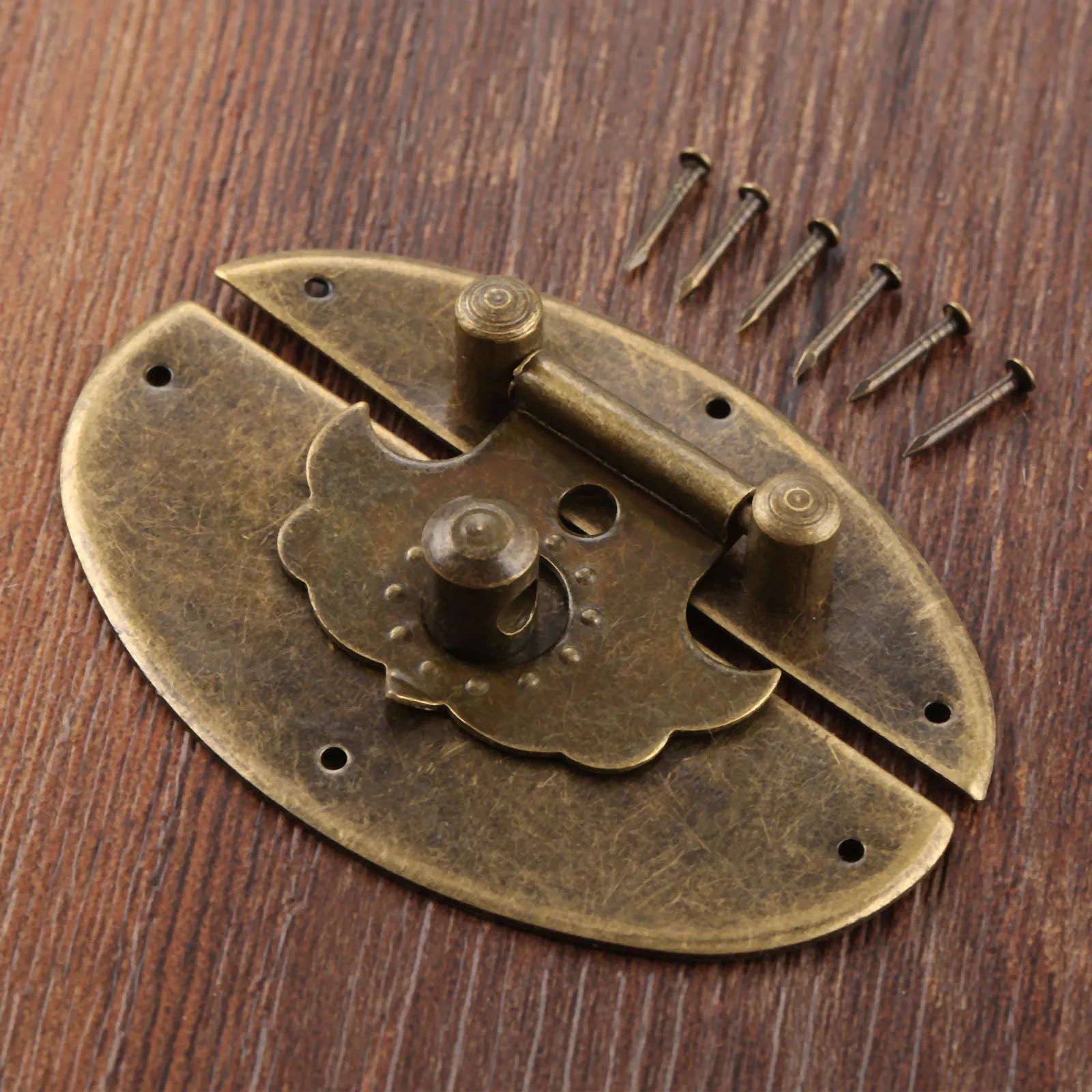 

Античная бронзовая бижутерия груди коробки замка чехол фиксаторами защелкой застежка для чемодана чехол пряжка зажим застежка Винтаж оборудования 63*42 мм с гвоздями