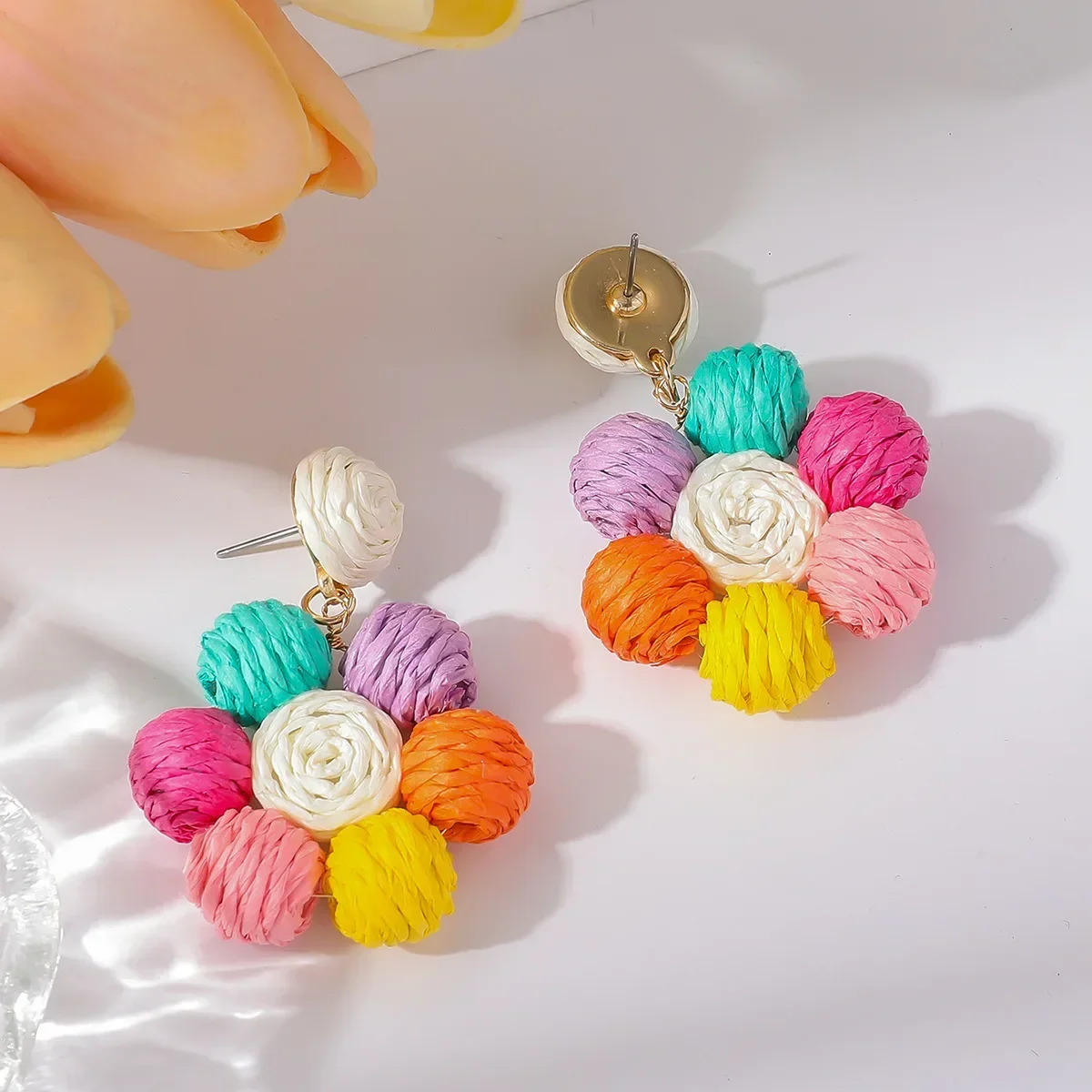 Симпатичные плетеные серьги-гвоздики из рафии с цветным стерео круглым шариком