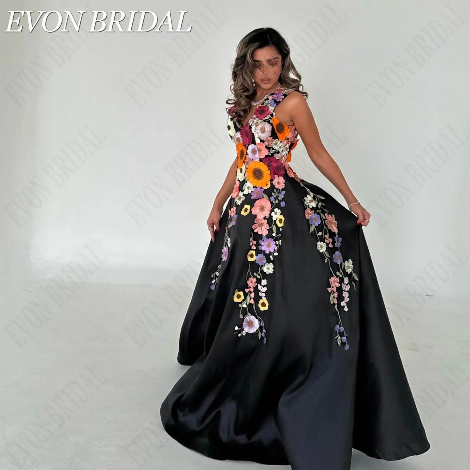 Фото EVON BRIDAL Чёрный Атлас Глубокий V-Вырез Широкие Бретели Цветные Объёмные Цветочные Аппликации Силуэт А-Линия Длинное Платье До Пола На Заказ Для Полных Женщин Вечер Гала Элегантный Легкая Ткань Высокое Качество №1