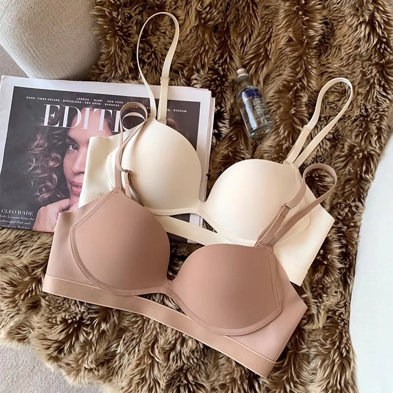 Гладкое без следов обнаженного на ощупь стального кольца маленькая грудь