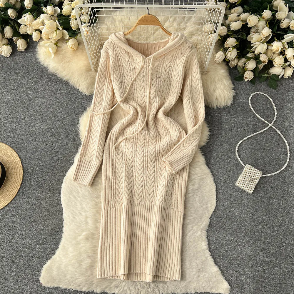 

Осенне-зимнее нежное длинное приталенное платье на завязках с капюшоном