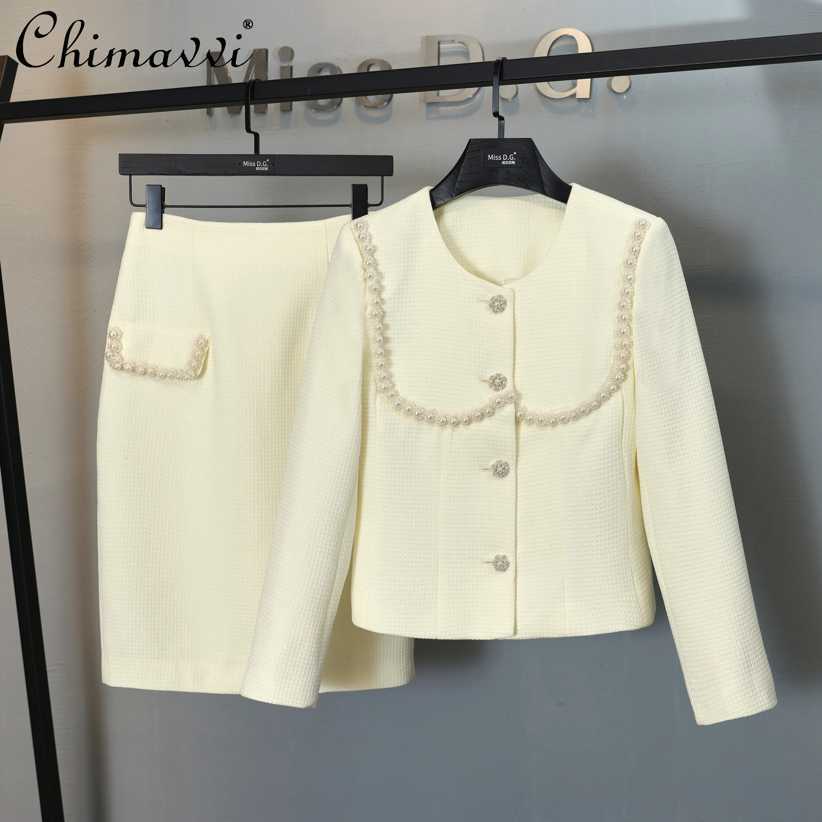 

Высококачественный Женский костюм, Новинка осени 2022, короткое пальто с длинными рукавами и тяжелыми бусинами, облегающая юбка, элегантный о...