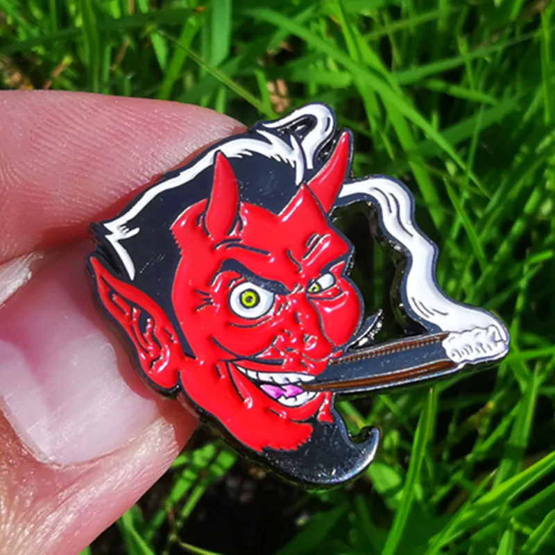 Эмалированная брошь в виде сигары красный ад дьявол курение значок вампира
