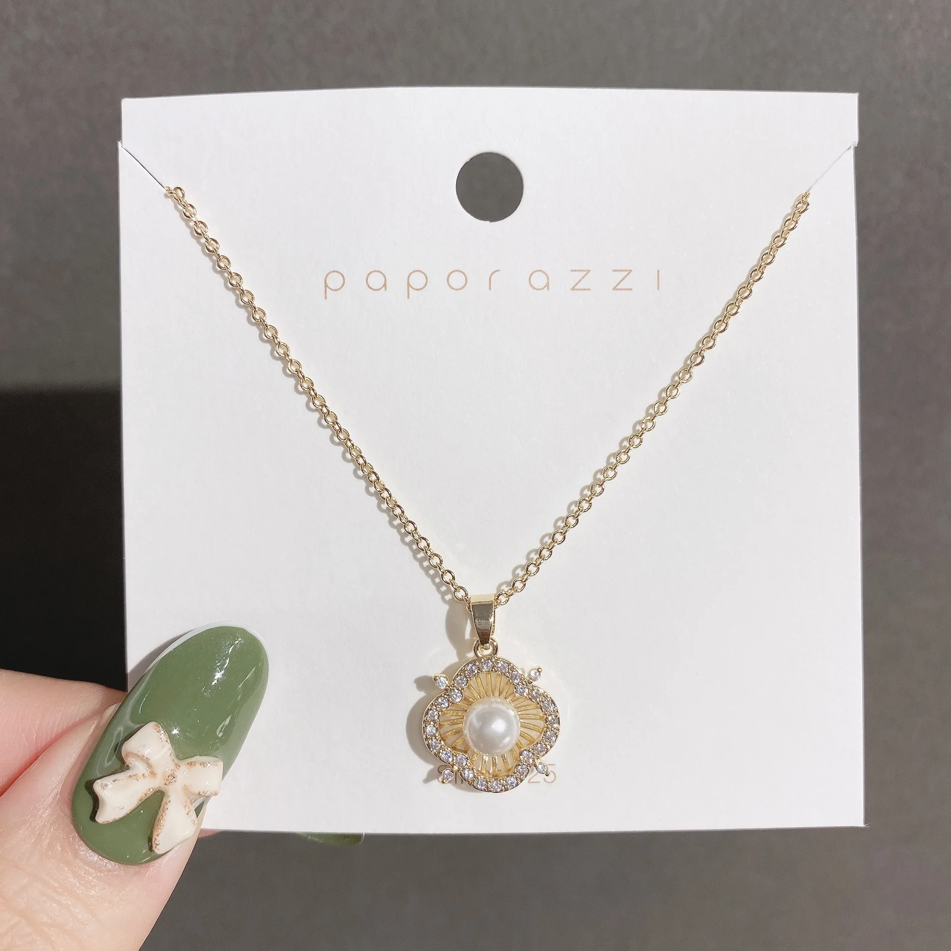 

Wholesale New Fashion Flower Zircon Pearl Necklace for Women Simple and Light Luxury Choker Chain