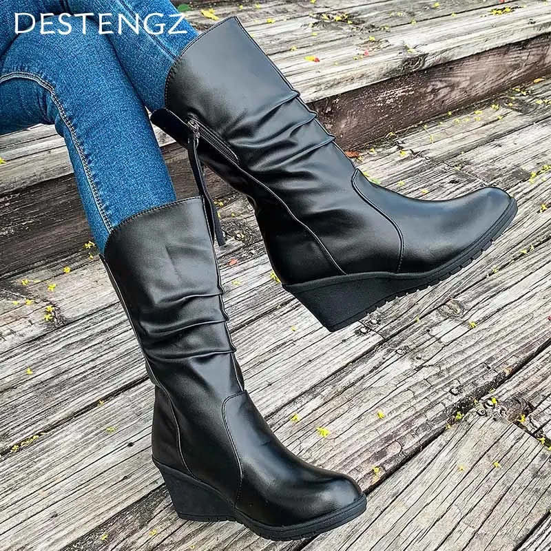 Женские сапоги до середины икры на высокой танкетке элегантная Дизайнерская